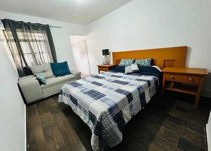 Comoda Casa Con Dos Cuartos Y Cochera Para Auto Pequeno